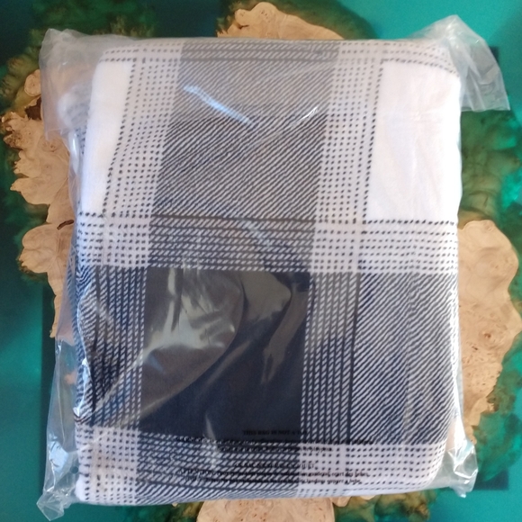 VS black & white plaid fleece blanket throw, NWT - Picture 3 of 7